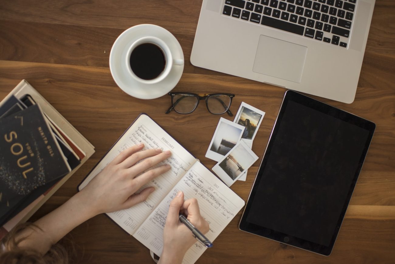 brainstorming-coffee-laptop-essentials-freelancer-ayudigital
